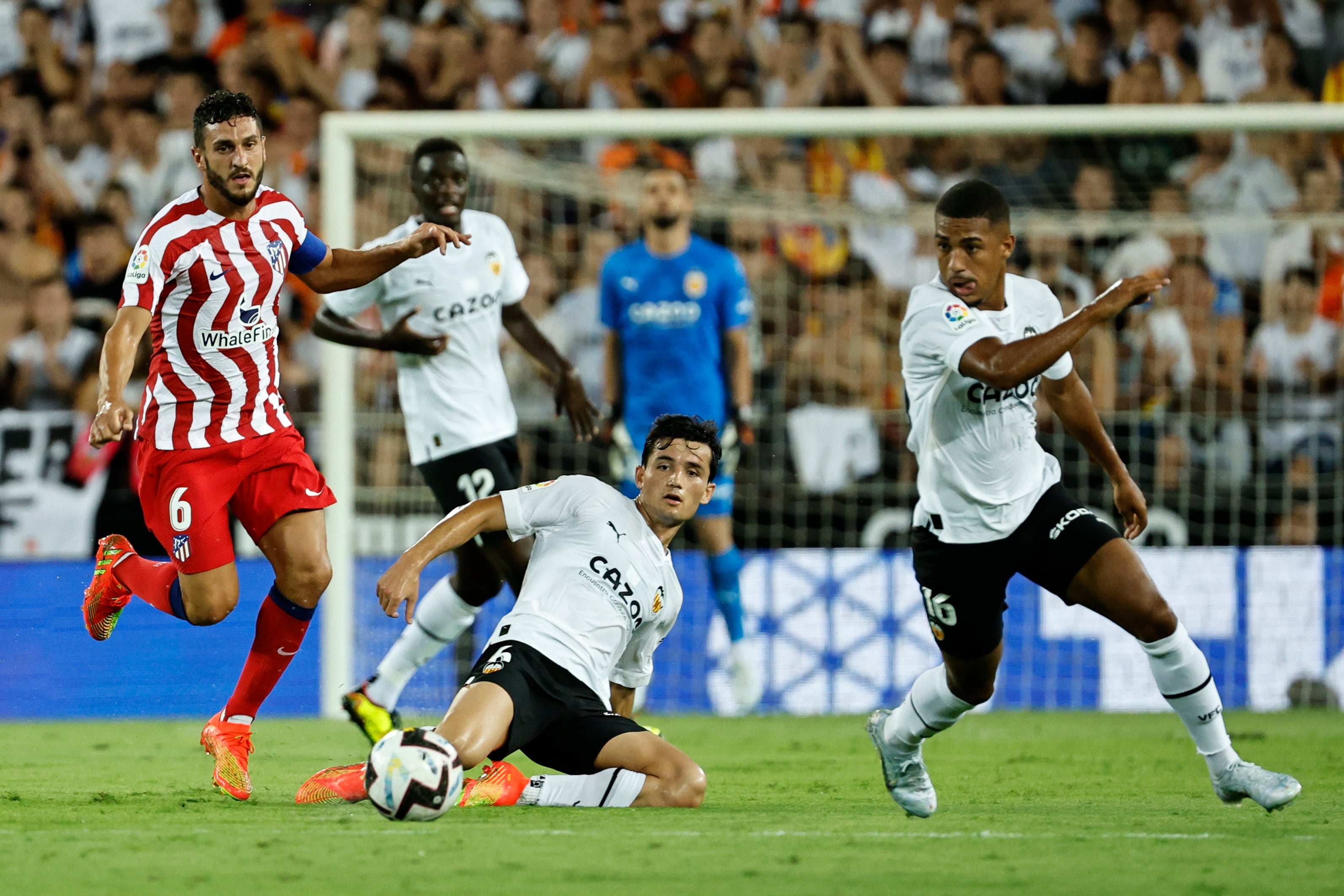 VALENCIA, 29/08/2022.- El centrocampista brasileño del valencia CF Samuel Dias Lino (d) persigue el balón, durante el partido de la tercera jornada de Liga en Primera División que Valencia CF y Atlético de Madrid disputan hoy lunes en el estadio de Mestalla. EFE/Biel Aliño
