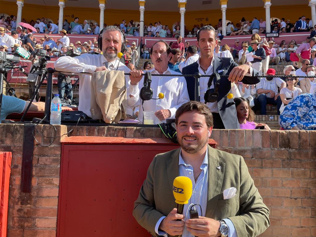 De izquierda a derecha y de arriba a abajo, Paco García, Manolo Molés, el diestro Pepe Moral y José Manuel Peña en la corrida de Miura que el pasado domingo 8 de mayo cerró el ciclo taurino