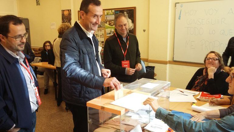 El alcalde votando en compañía de Julián López y Carlos Sánchez