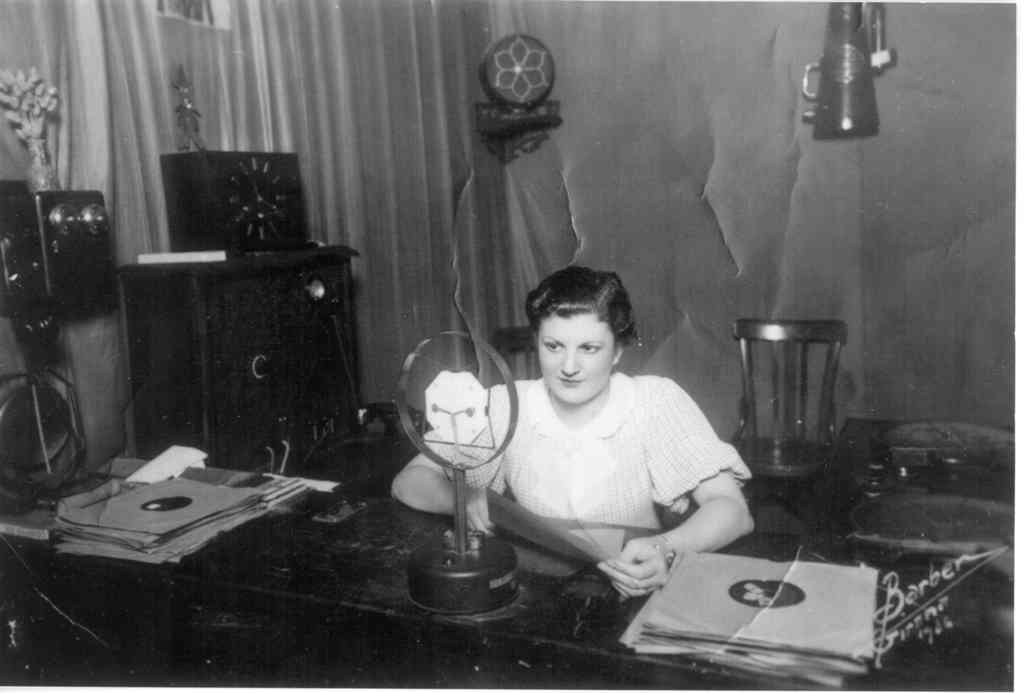 Maria Lluïsa Figa, locutora de Ràdio Girona que llegia els partes de guerra durant la guerra civil. Any 1937.