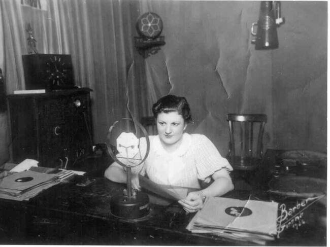 Maria Lluïsa Figa, locutora de Ràdio Girona que llegia els partes de guerra durant la guerra civil. Any 1937.