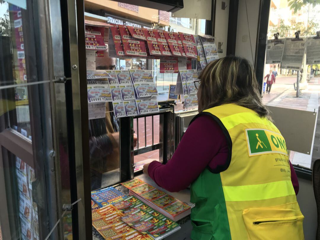 Una vendedora atiende a un cliente