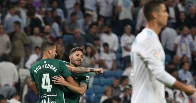 Javi Garcia y Zouhair Feddal celebran la victoria de su equipo en el Santiago Bernabéu.