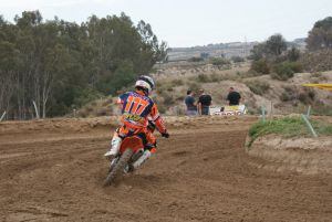 Luis López tomando una curva en Alhama de Murcia