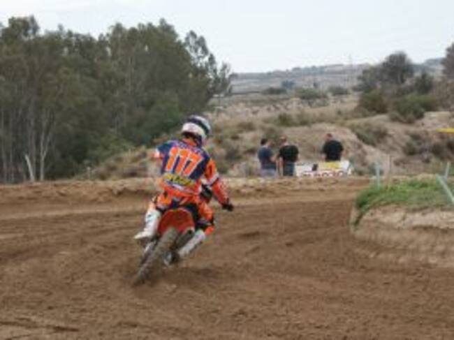 Luis López tomando una curva en Alhama de Murcia