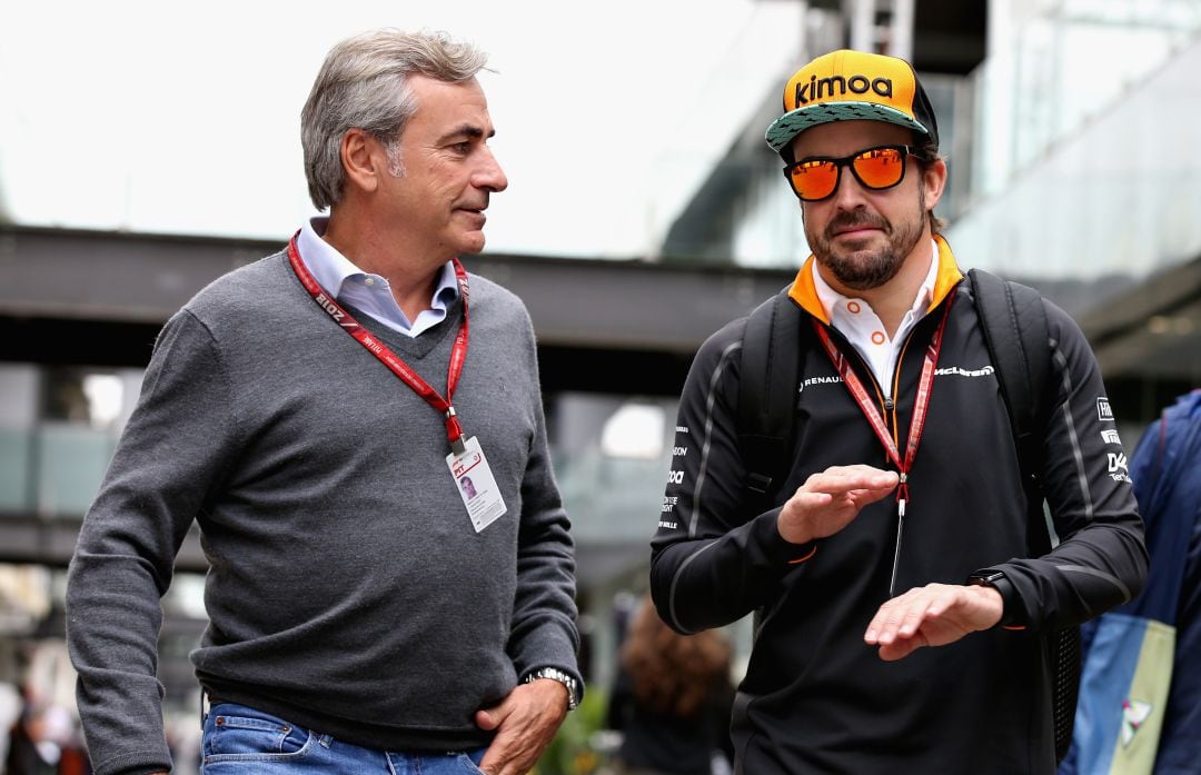 Carlos Sainz y Fernando Alonso en el paddock de Fórmula 1