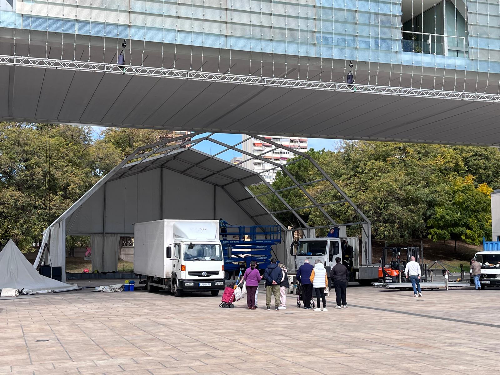 Los operarios montan la carpa de la Asociación de Peñas para la celebración del carnaval de Benidorm en la plaza del Ayuntamiento