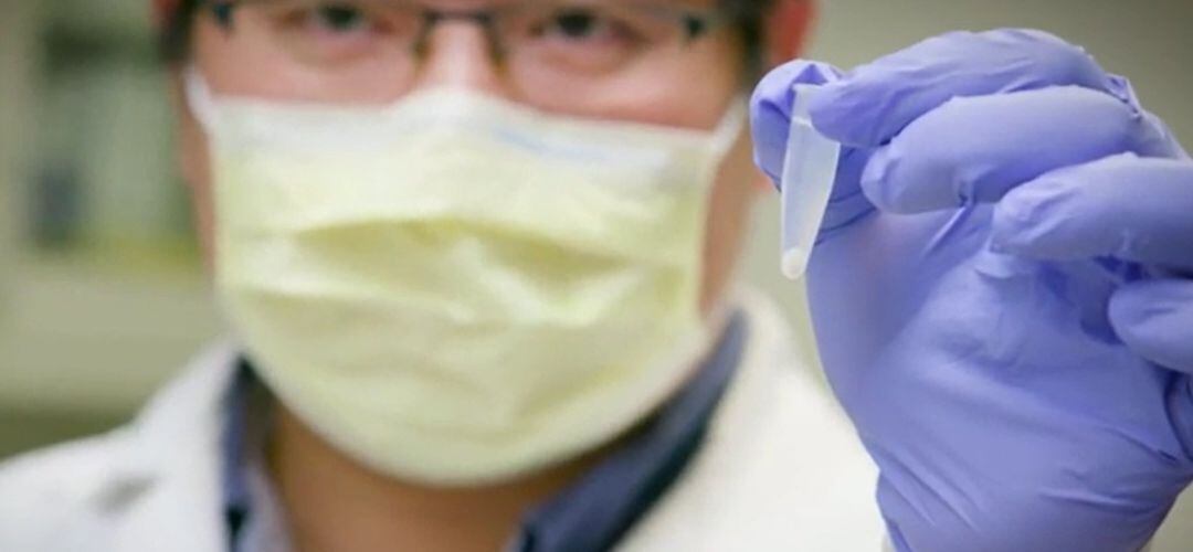 Personal sanitario toma una muestra para realizar un test de coronavirus.