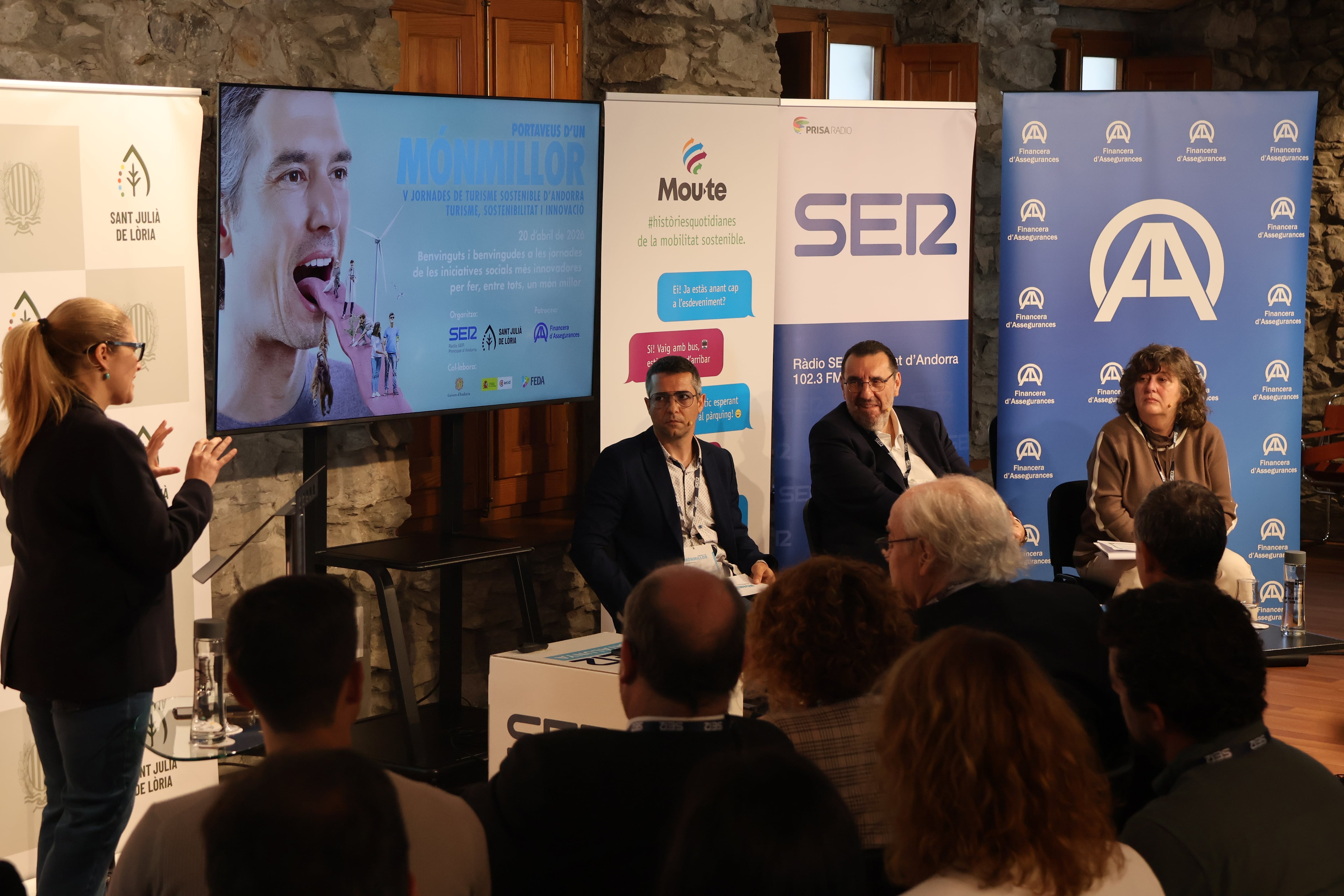 Tres dels ponents de les V Jornades Portaveus d'Un Mon Millor (Rafael de Jorge, Jordi Ficapal i Eva Garcia-Balaguer) durant la taula rodona moderada per Noemí Rodríguez