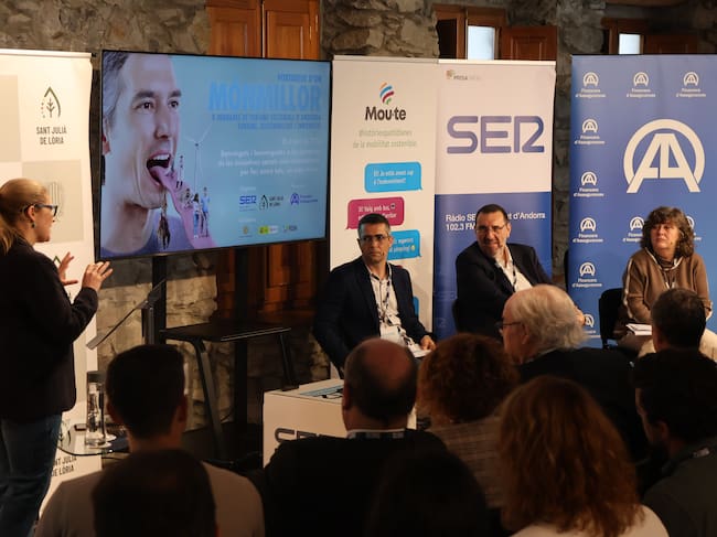 Tres dels ponents de les V Jornades Portaveus d'Un Mon Millor (Rafael de Jorge, Jordi Ficapal i Eva Garcia-Balaguer) durant la taula rodona moderada per Noemí Rodríguez