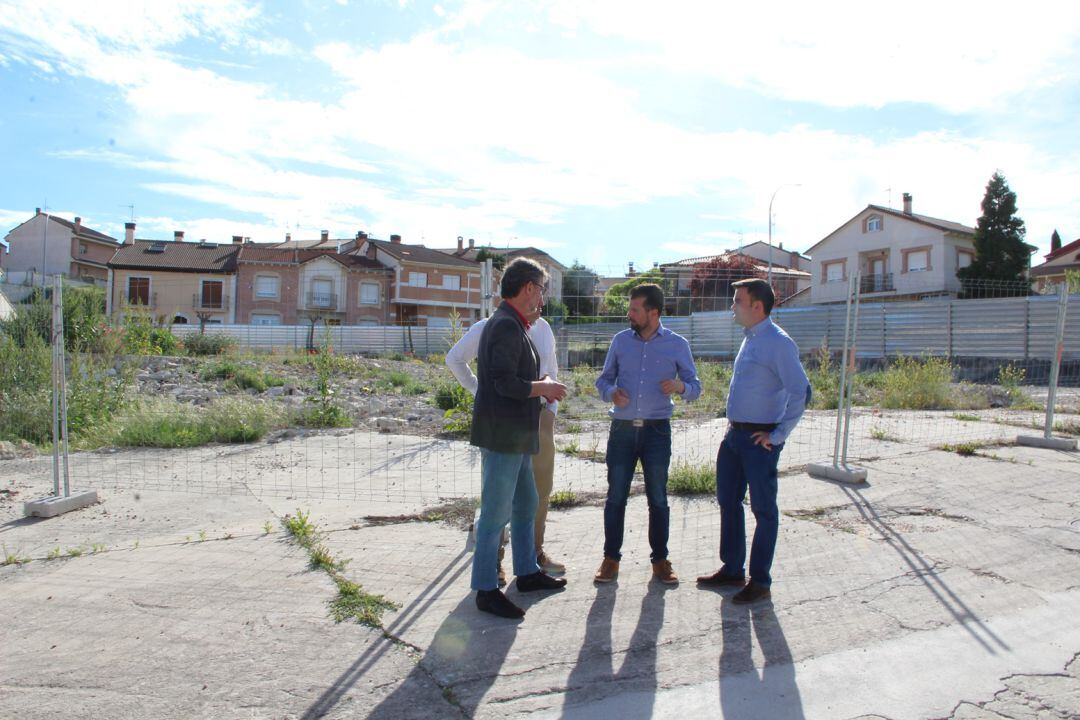 Luis Tudanca conversa con Carlos Fraile, José Luis Aceves y José Luis Vázquez ante la parcela donde se construirá el Centro de Salud de Cuéllar