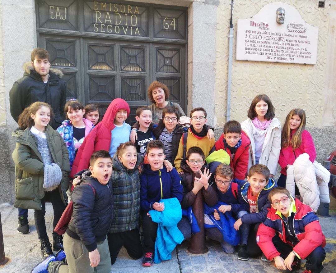 Alumnos de 5º de Primera del Colegio Elena Fortún a la puerta de la emisora