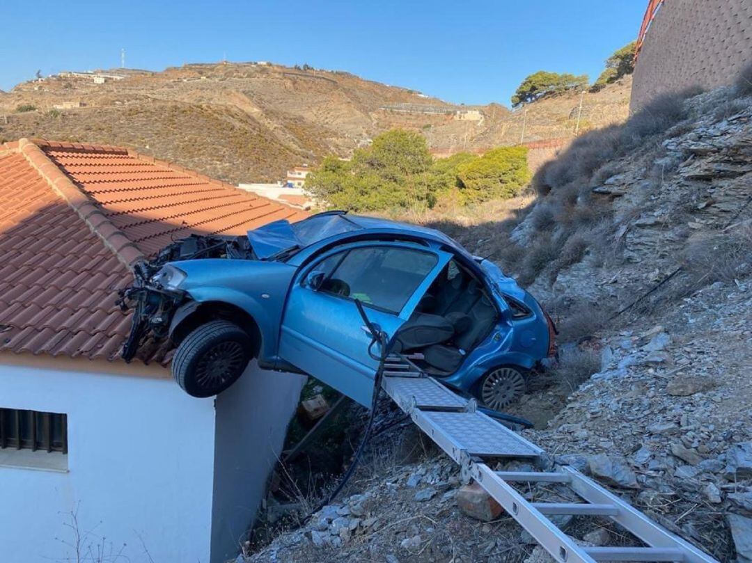 Vehículo cae sobre un tejado en Albuñol