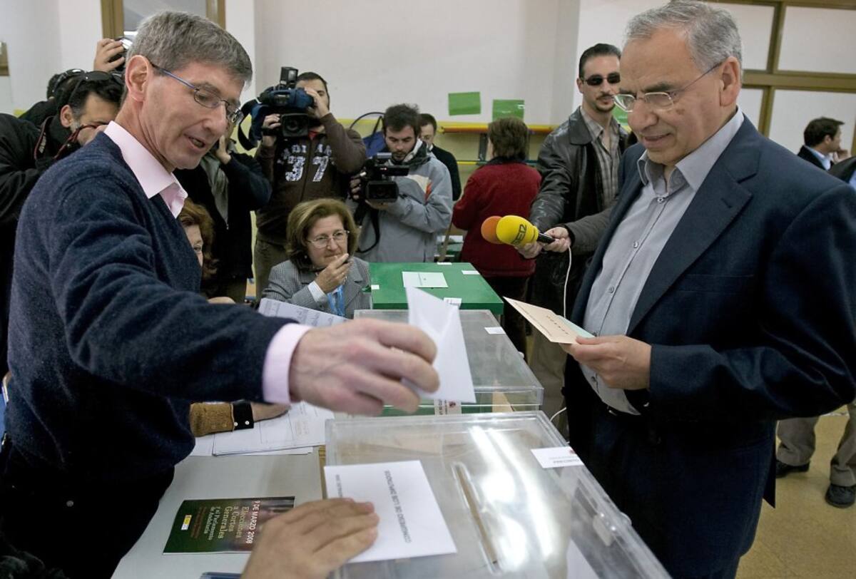 Sevilla, 09/03/08.- El que fuera candidato número uno del PSOE al Congreso de los Diputados por Sevilla, Alfonso Guerra, durante su votación en Sevilla. 