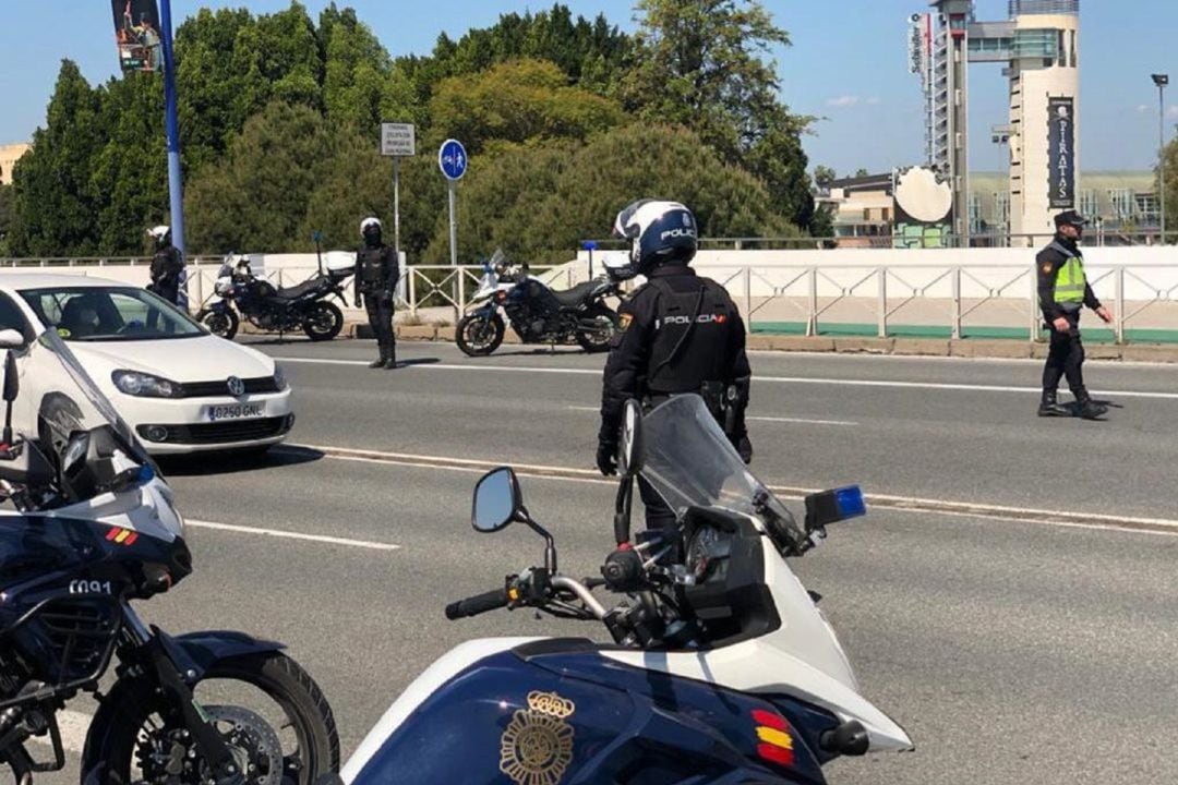 Policiía Nacional en uno d elos controles de tráfico en Sevilla 