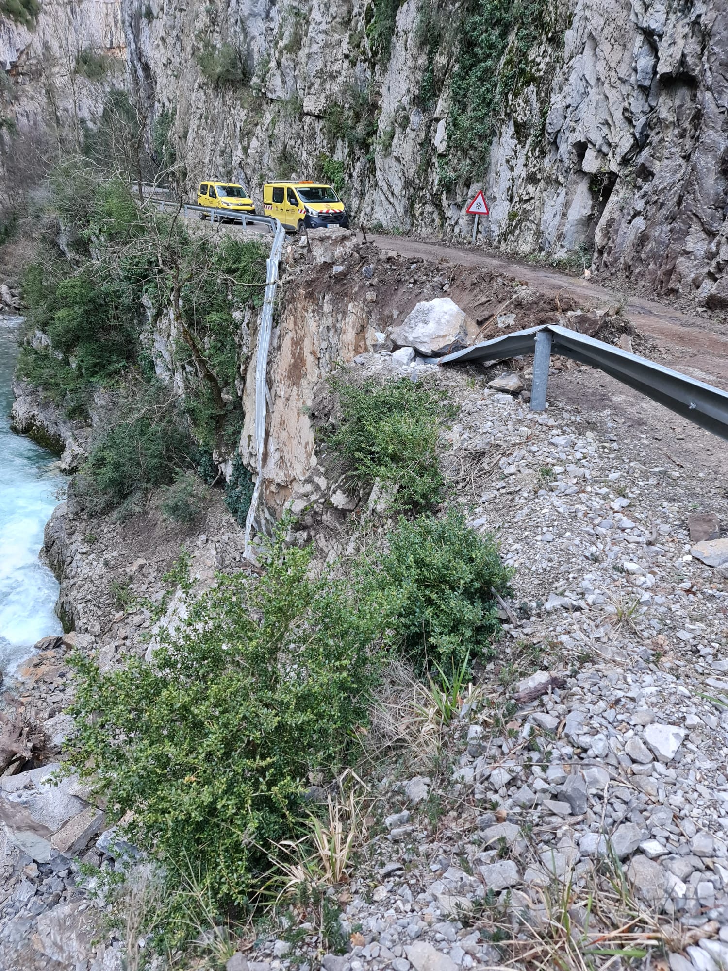 La carretera presenta graves daños en el punto kilométrico 7 como consecuencia de los desprendimientos causados por las lluvias