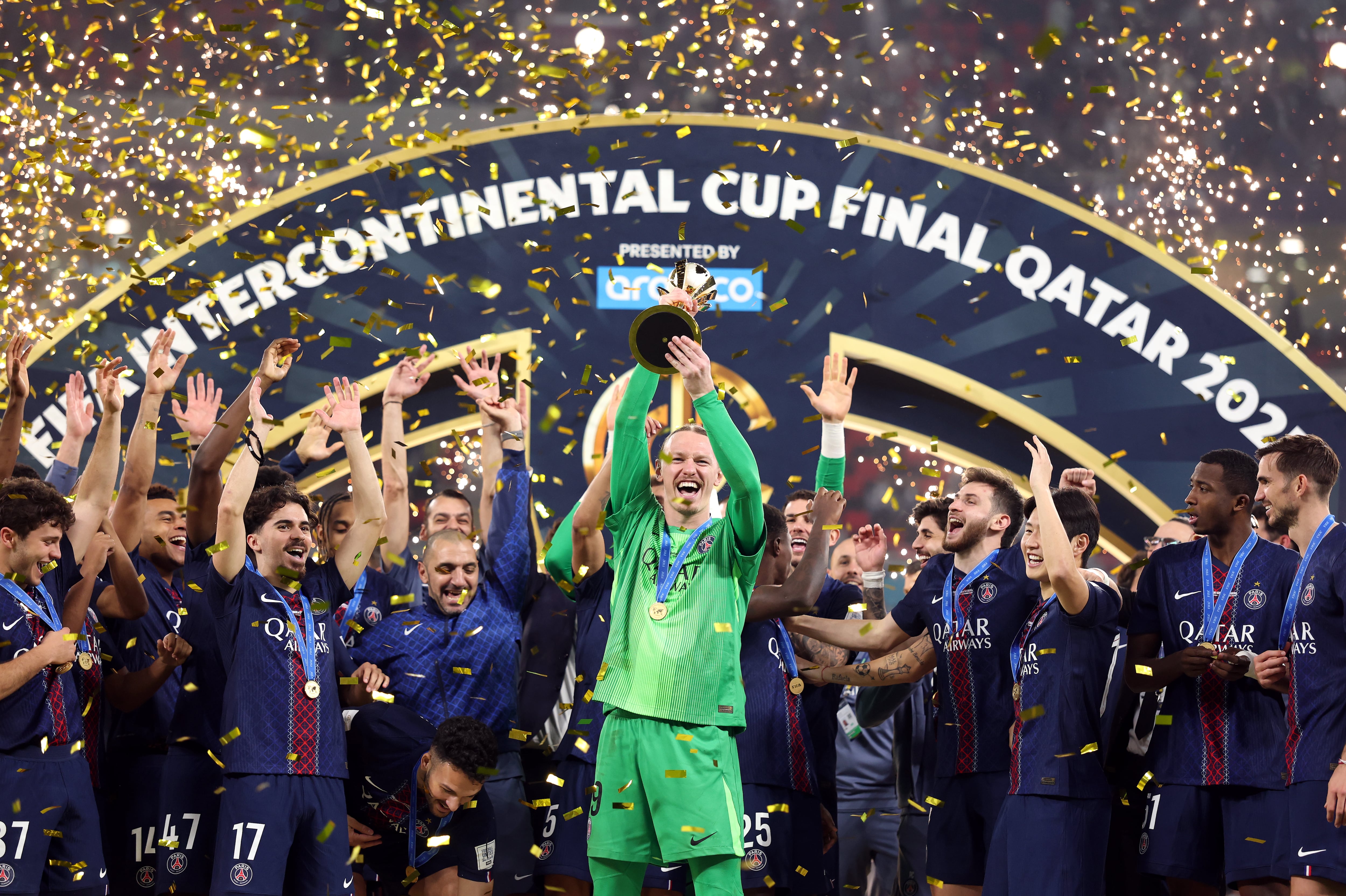 Matvey Safonov del PSG levanta la Copa Intercontinental de la FIFA