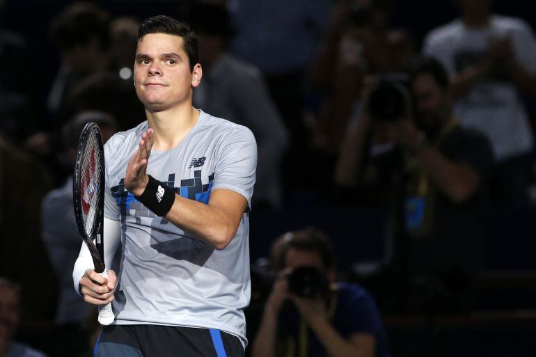 Milos Raonic derrota a Roger Federer en los cuartos de final del Masters 1000 de París-Bercy.