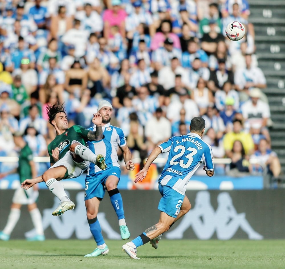 Eneko Jauregi protagoniza una jugada del Deportivo-Racing en Riazor (foto: Mero Barral / Cadena SER)