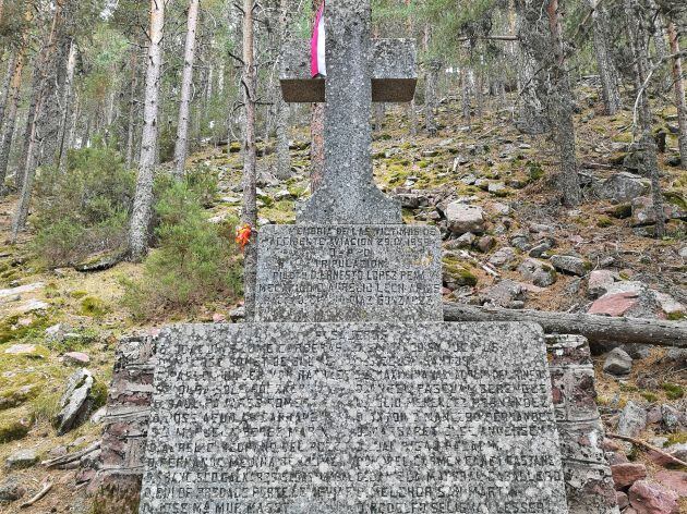 Monumento en recuerdo a los fallecidos en el accidente de aviación.