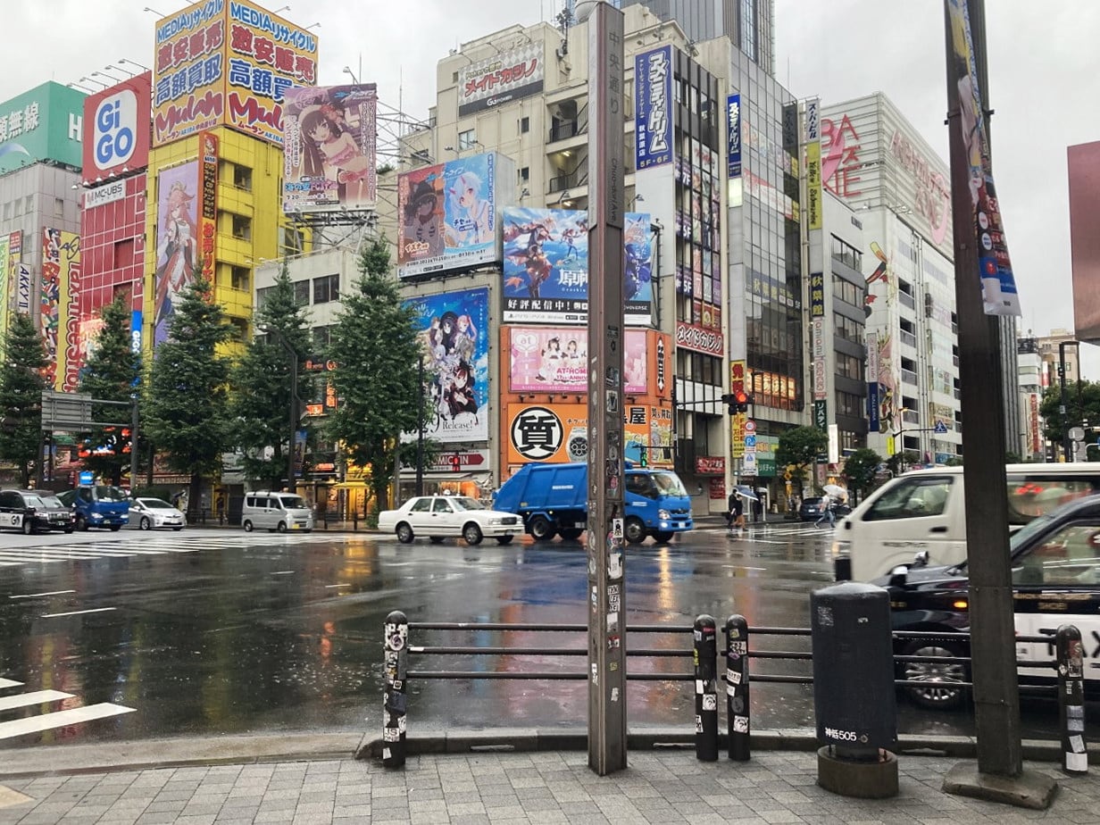 La escena del crimen en el distrito de Akihabara en Tokio, tras la ejecución del asesino múltiple Tomohiro Kato, condenado a muerte en Japón.