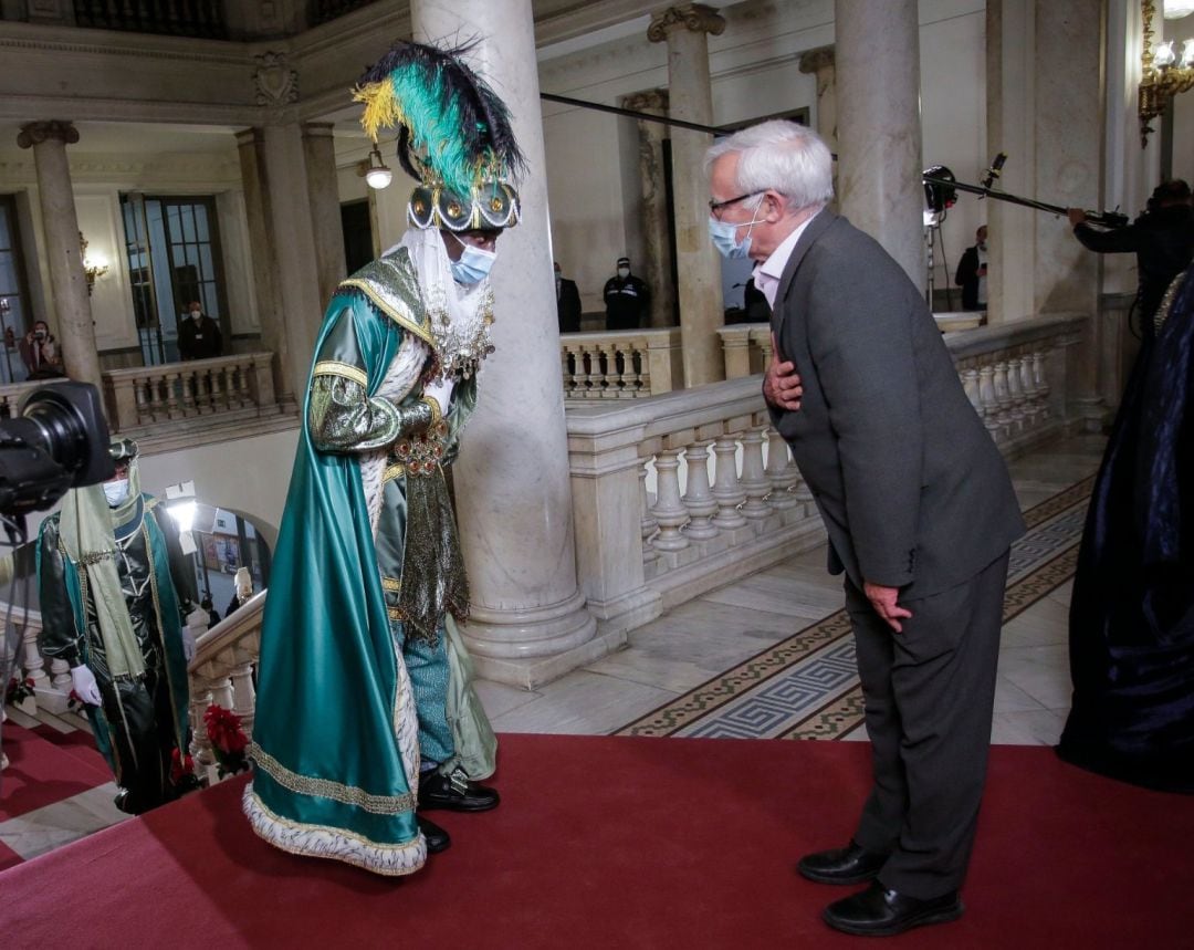 El alcalde de València, Joan Ribó, saluda a uno de los Reyes Magos a su llegada el martes al Ayuntamiento de València. AYUNTAMIENTO DE VALÈNCIA
 