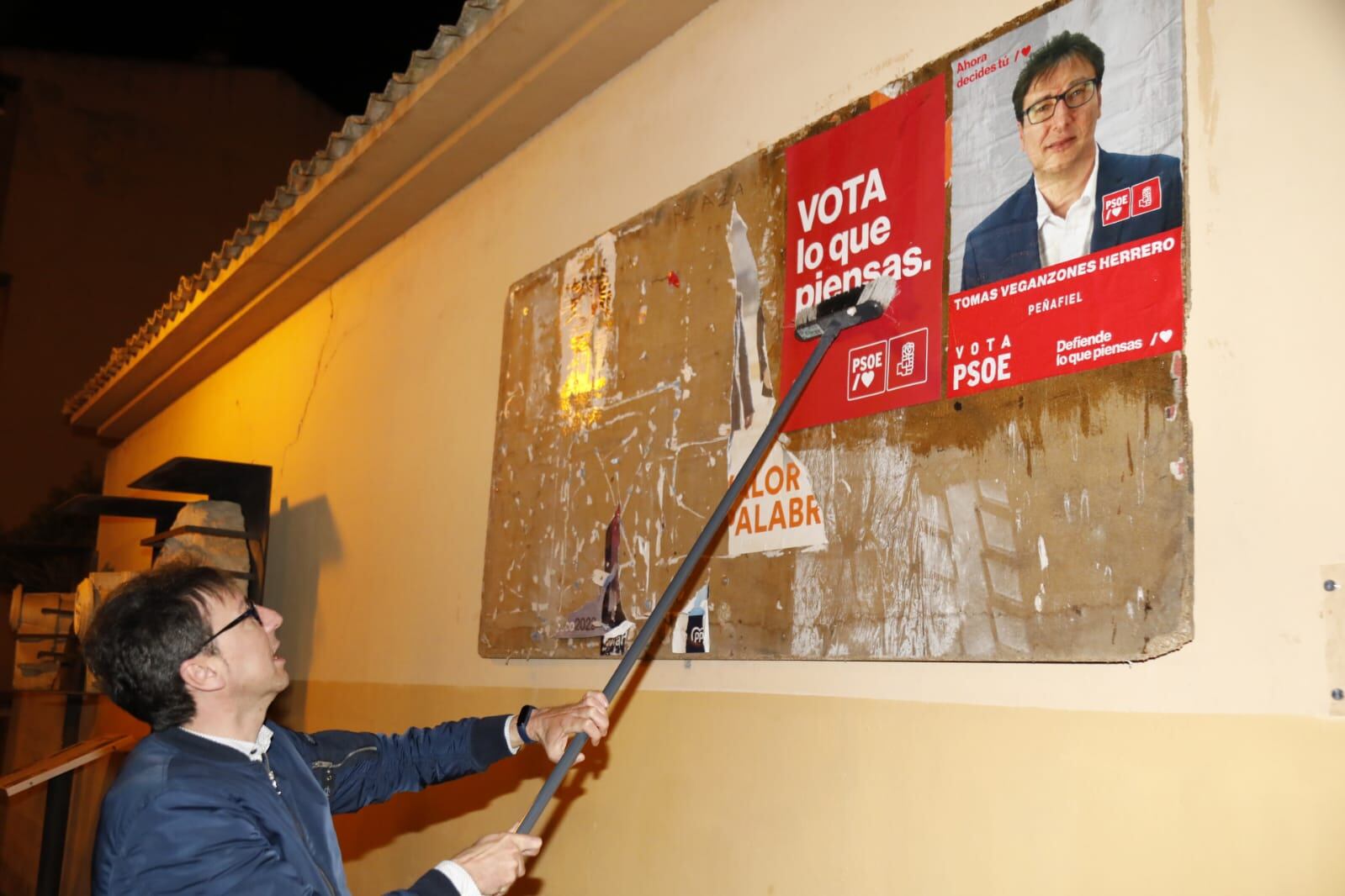 El candidato socialista a la alcaldía de Peñafiel, Tomás Veganzones durante la pegada de carteles