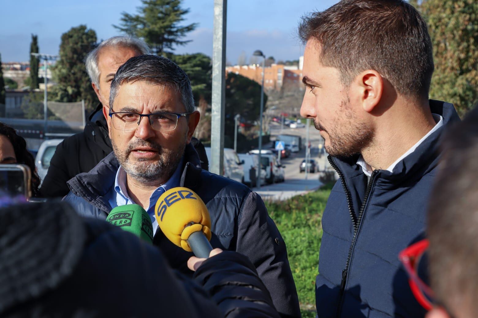 Rafael Sánchez Acera y Juan Lobato atienden a los medios de comunicación