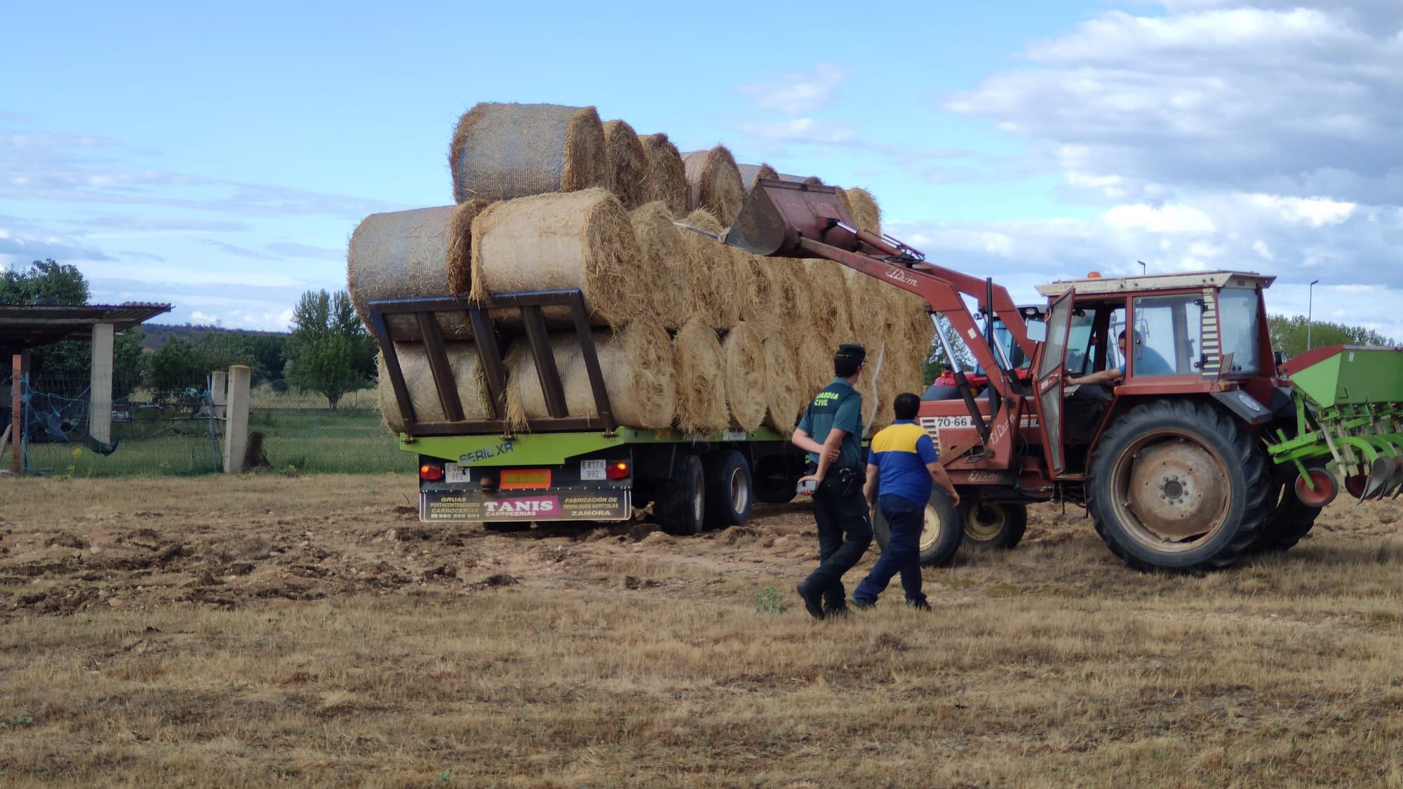 Entregas de pacas a ganaderos afectados por el incendio