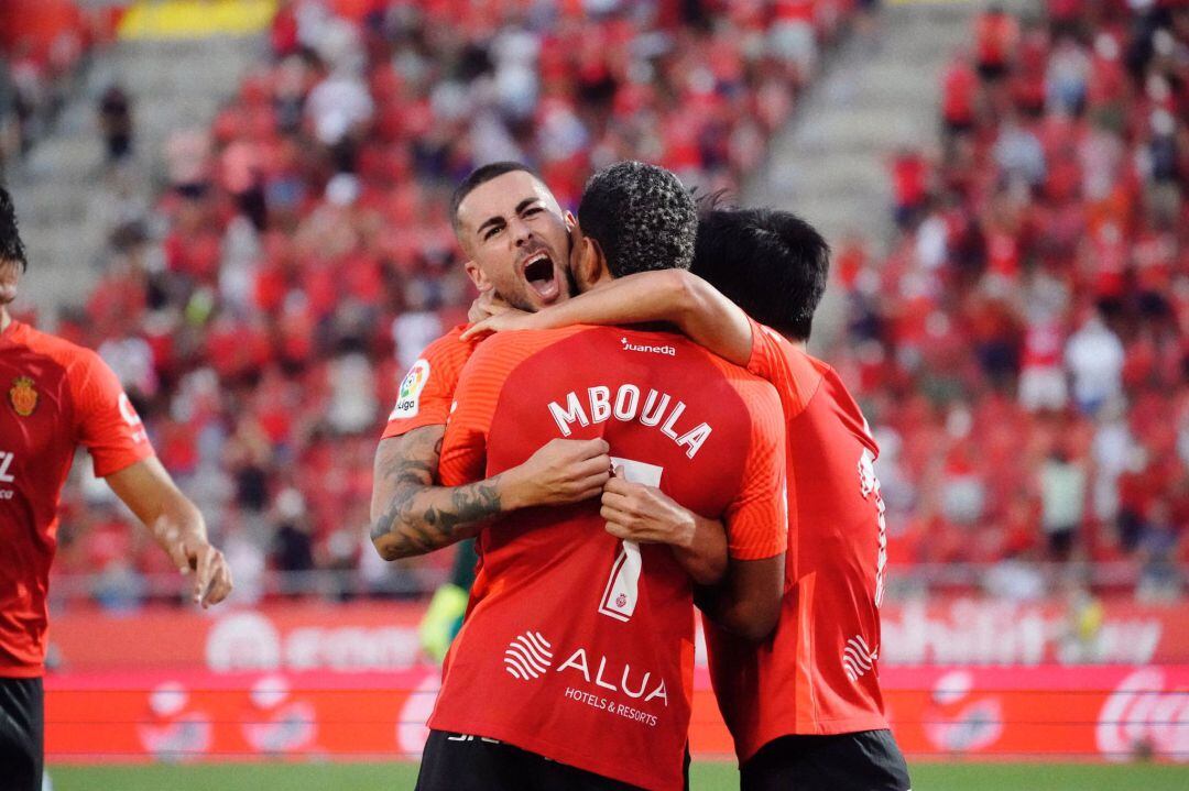 Dani Rodríguez celebra su gol ante el Espanyol com Mboula y Kubo.