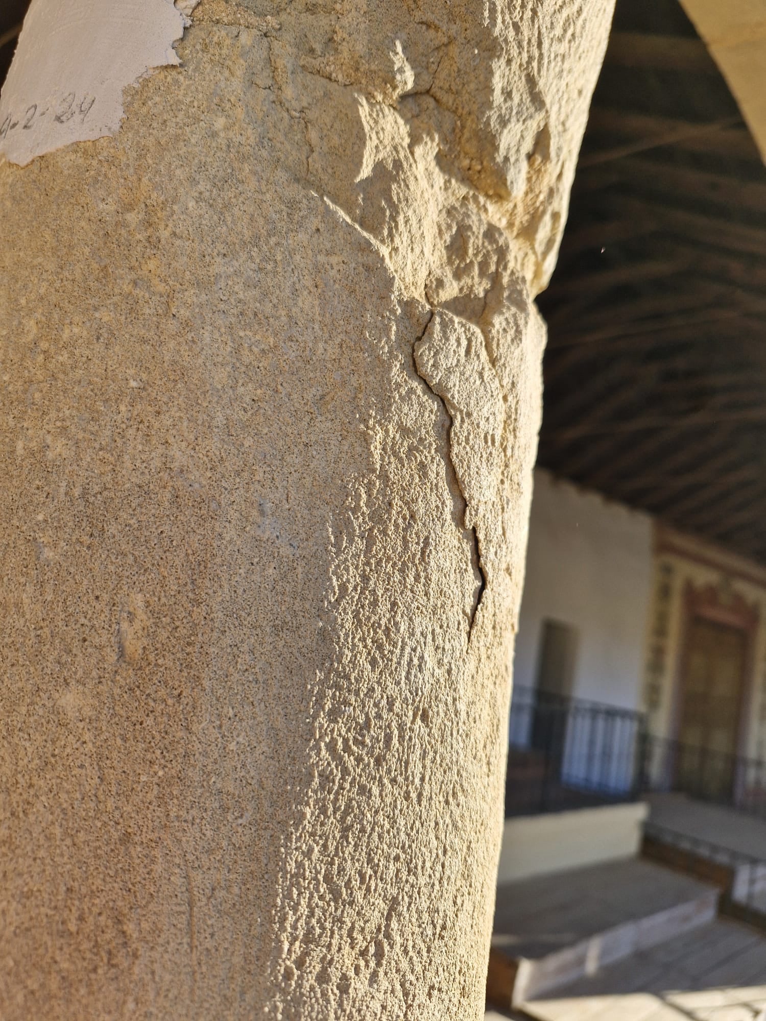 Una de las agrietadas columnas de la plaza de toros de Ronda