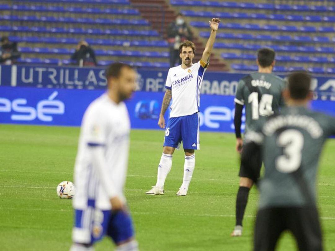 Eguaras marca una jugada en el partido contra el Rayo en La Romareda