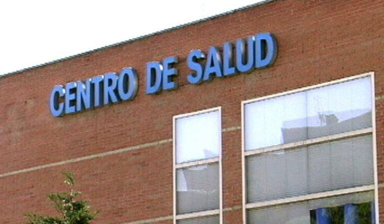 El centro de salud de la calle Alicante lleva tres semanas con la puerta principal sin poder abrirse.