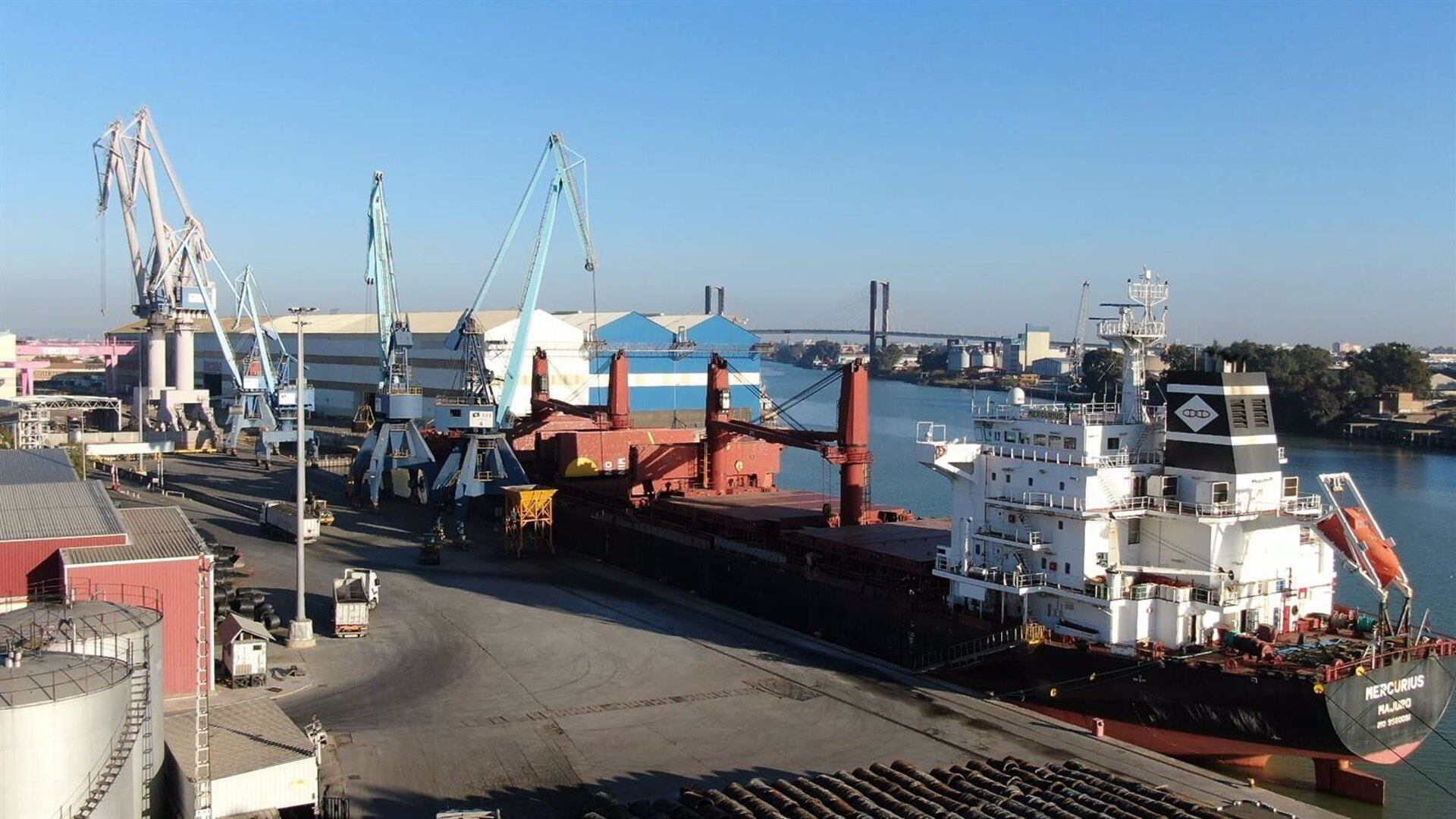 Buque Mercurius operando en la terminal portuaria Esclusa.