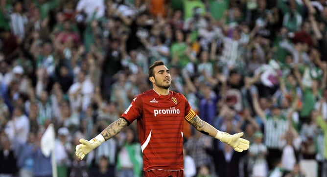 Roberto, portero y capitán del Real Zaragoza, se lamenta tras encajar el cuarto gol del Betis, conseguido por el colombiano Pabón, durante el partido de Liga