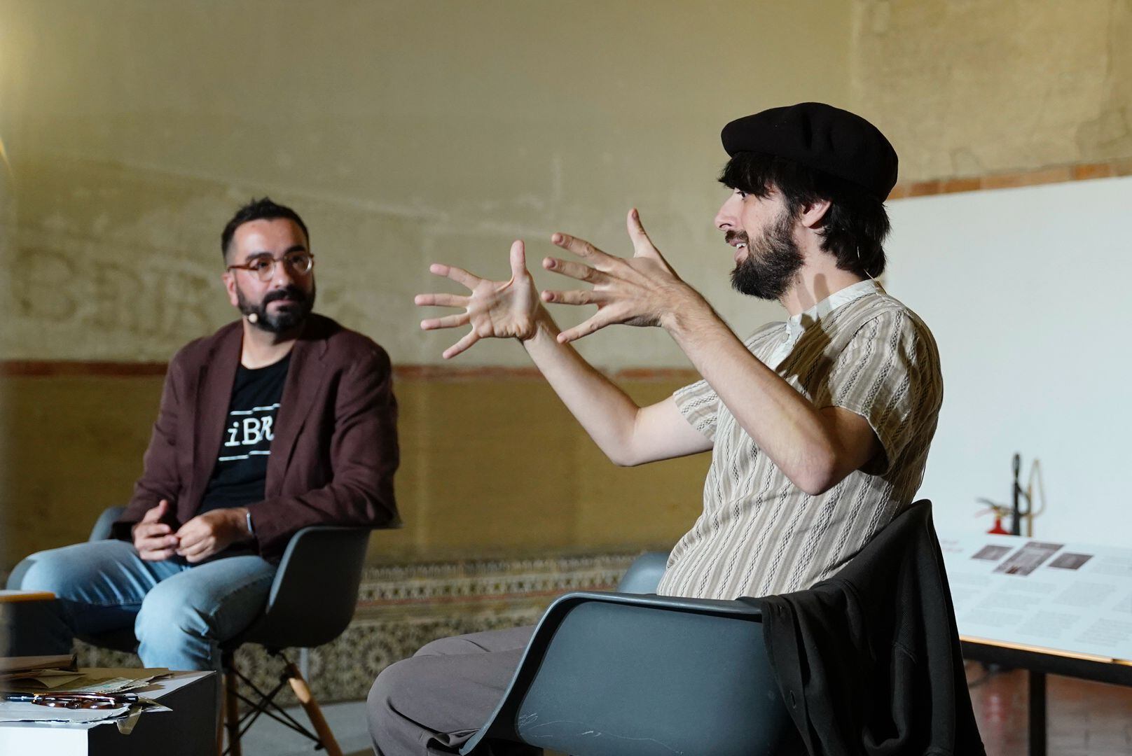 El escritor David Uclés, en el marco del Festival CiBRA, colapsa los alrededores del Museo de Sefardí de Toledo, ante la elevada afluencia de público