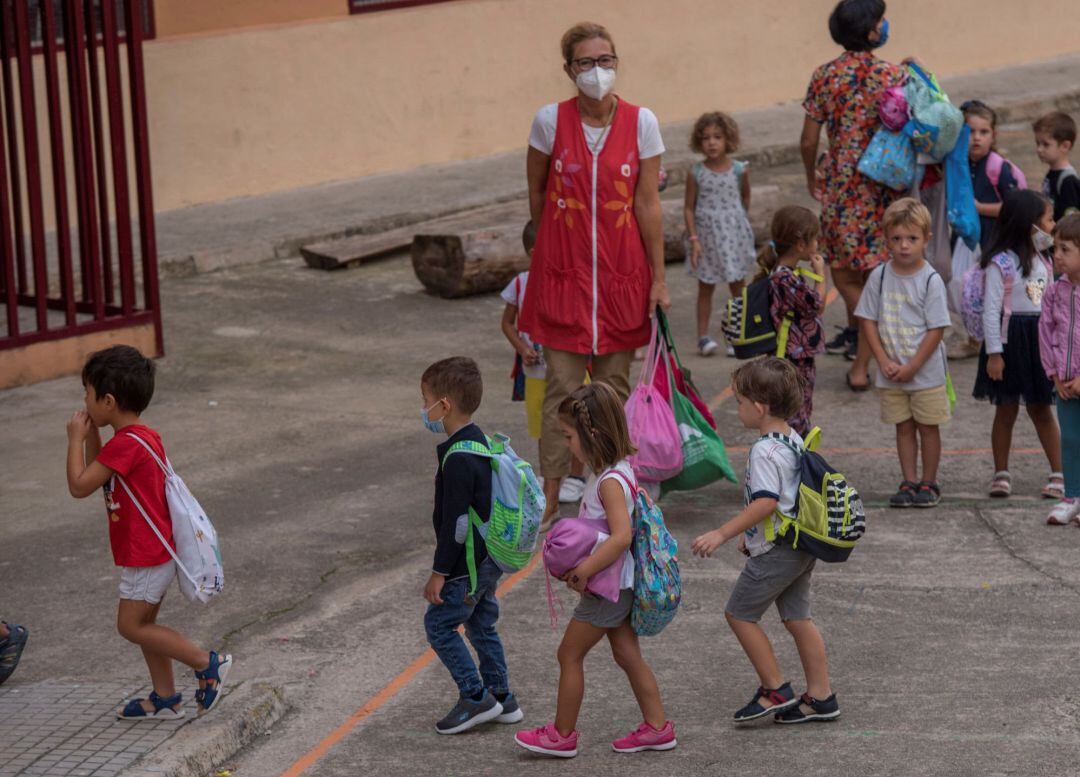 Alumnos del CEIP Aina Moll de Palma esperan para entrar en las aula en el inicio del curso escolar en Baleares