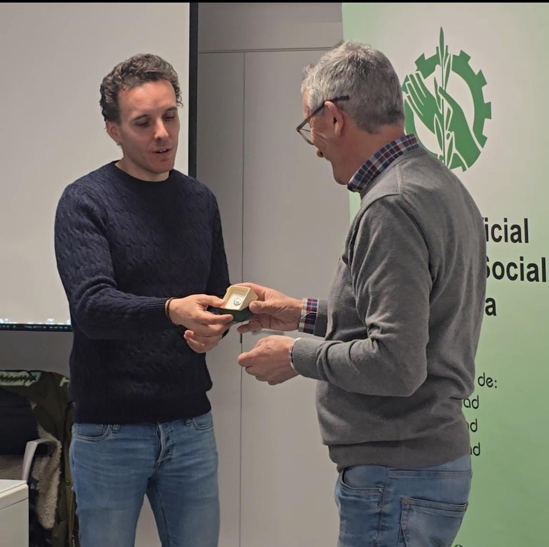 Entrega de la insignia de la profesión a Lauro Laso