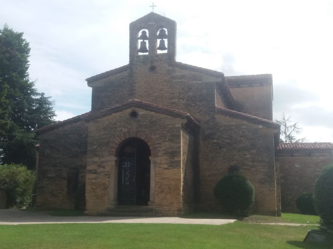 Las obras de la autopista destruyeron en su día todos los restos ocultos al sur de la iglesia de Santullano. Los arqueólogos esperan ahora una actuación más responsable. 