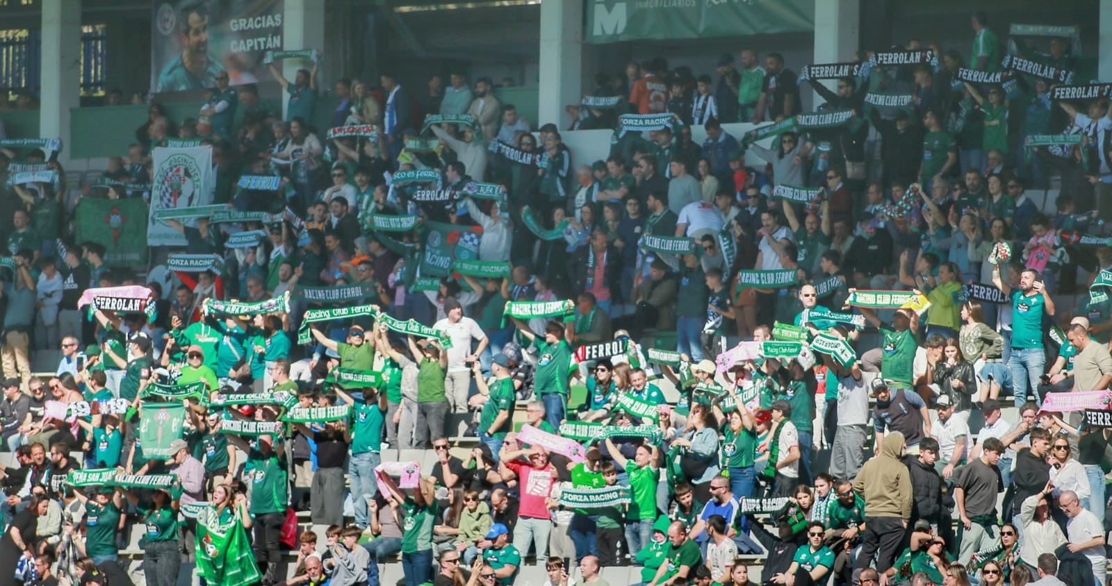 Aficionados en A Malata durante el Racing-Deportivo (foto: Mariño / Cadena SER)