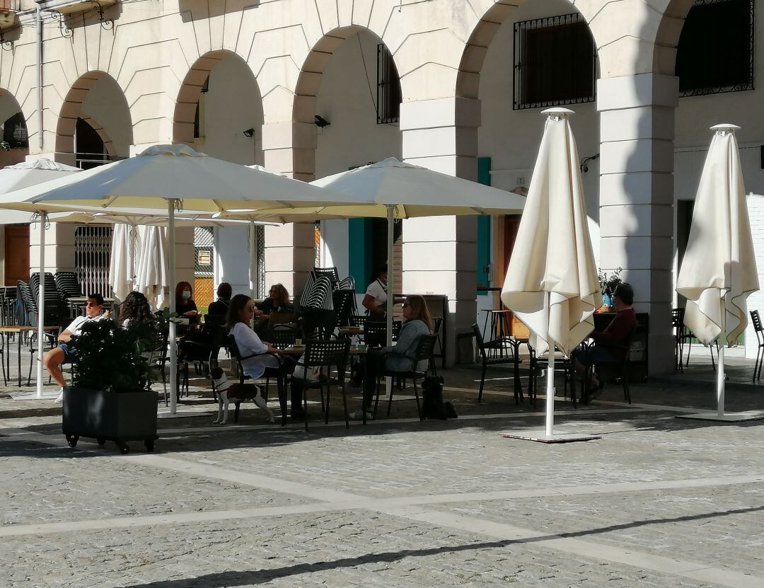 Terraza de un local hostelero en la ciudad de Gandia 