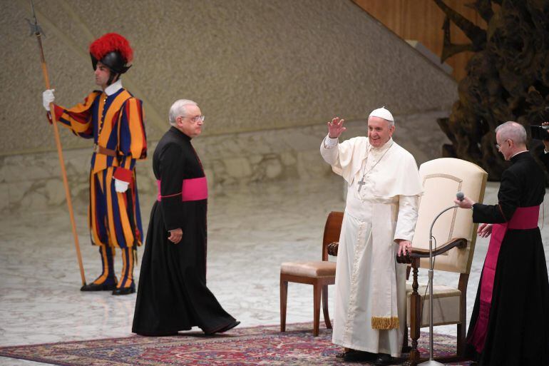  El papa Francisco saluda a los fieles en una audiencia en el El Vaticano