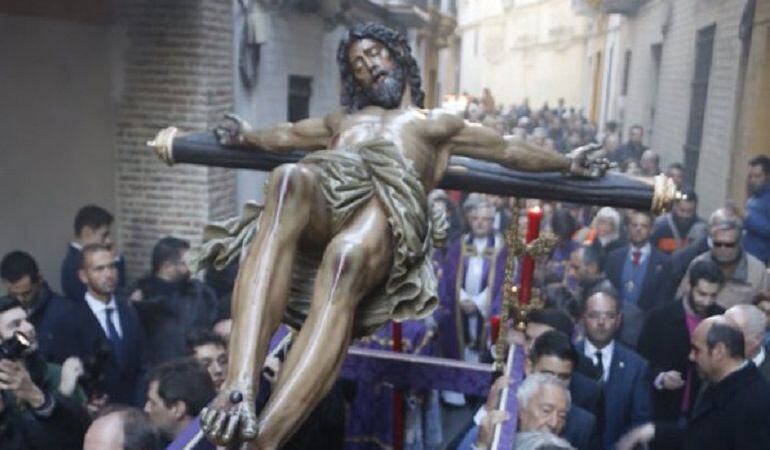 El Cristo de las Cinco Llagas discurre por la calle Enladrillada camino de la Catedral