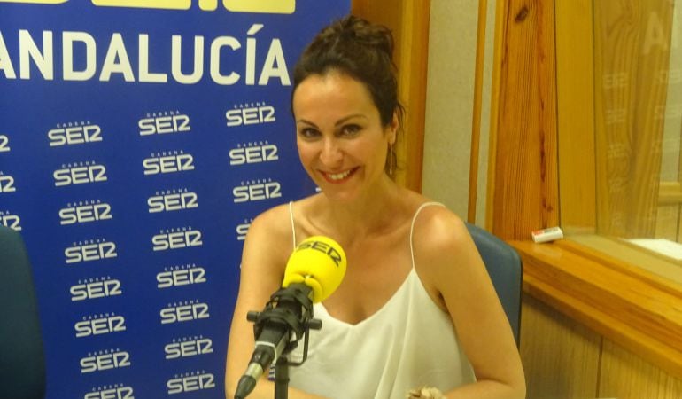 La actriz y escritora Ana Milán en el estudio de Radio Sevilla