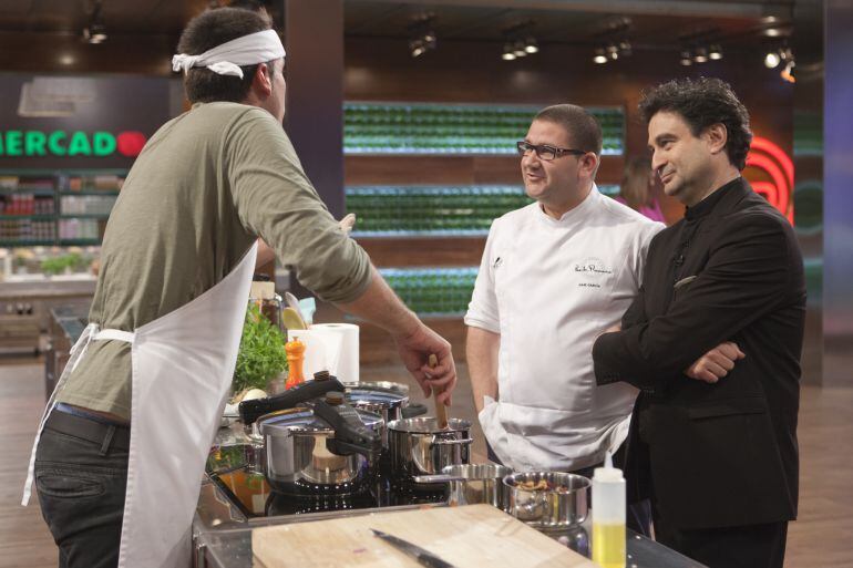 Dani García y Pepe Rodríguez charlan con Antonio, concursante de la tercera edición de Masterchef.