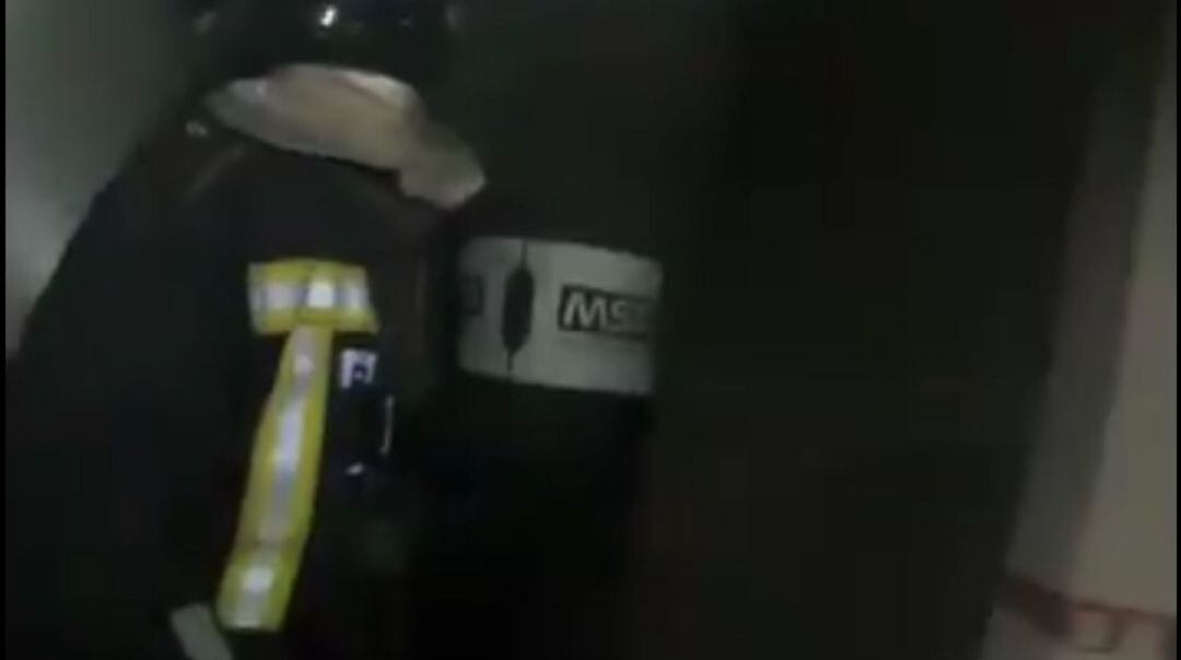 Bomberos de Jaén trabajando en el incendio de un ciclomotor.