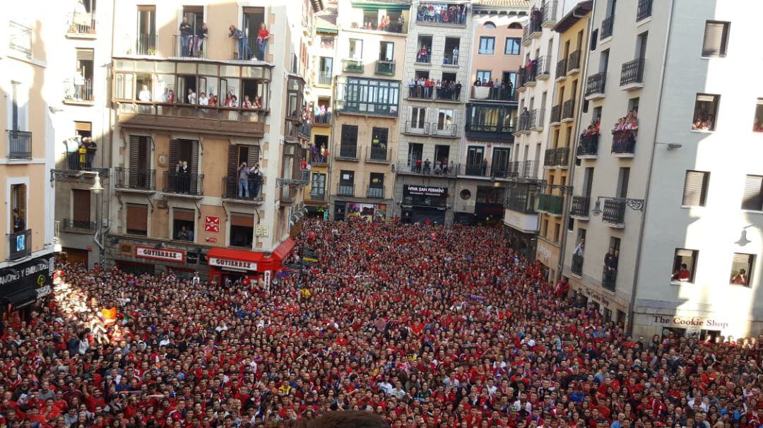 Plaza del Ayuntamiento abarrota esperando la llegada del equipo