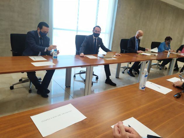 Jose Luís Díaz Manzanera, Fiscal Superior de la Región de Murcia (en el centro de la imagen) durante la reunión que ha mantenido con los máximos representantes de los organismos con competencias en materia de seguridad laboral