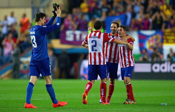 Thibaut Courtois devuelve el aplauso a la afición del Calderón tras eliminar al Barça.