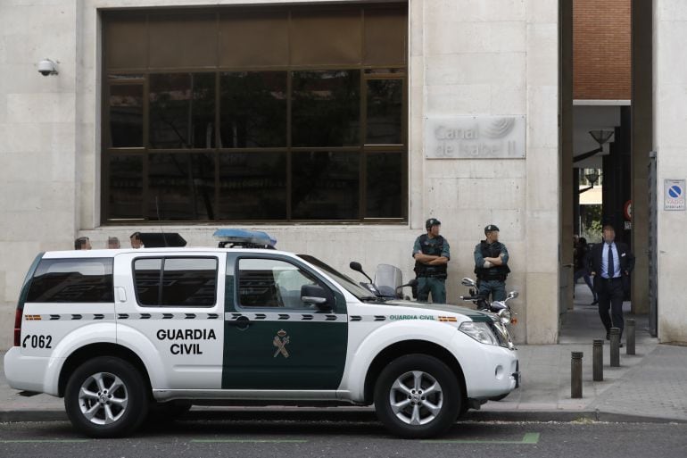 Agentes de la Guardia Civil ante la sede de Canal de Isabel II 